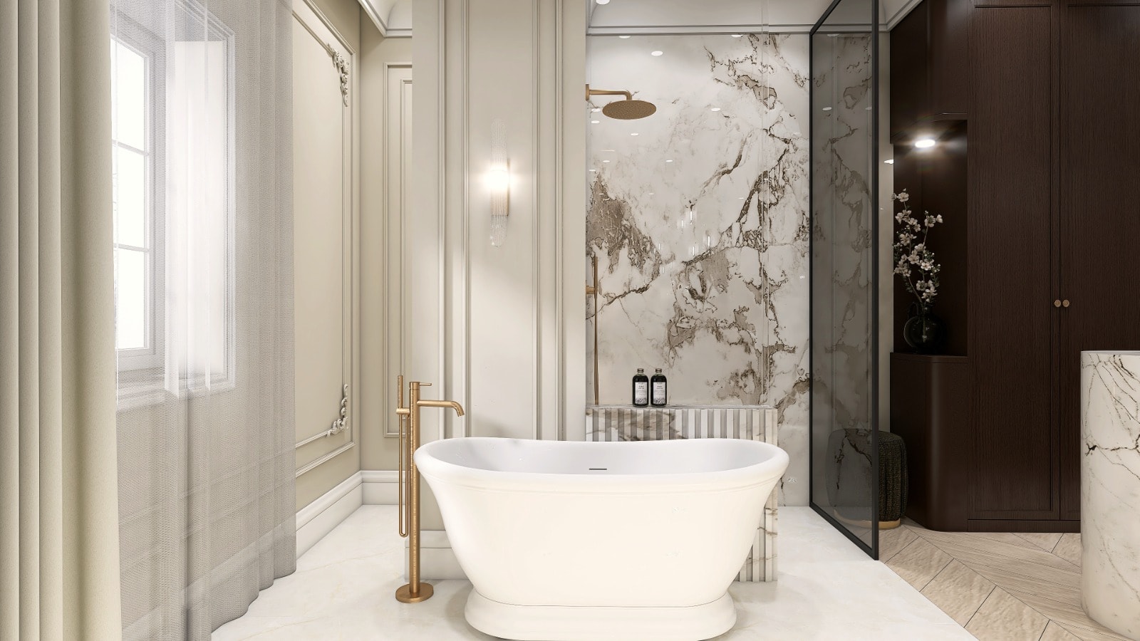 Badezimmer mit freistehender Wanne vor Marmorwand